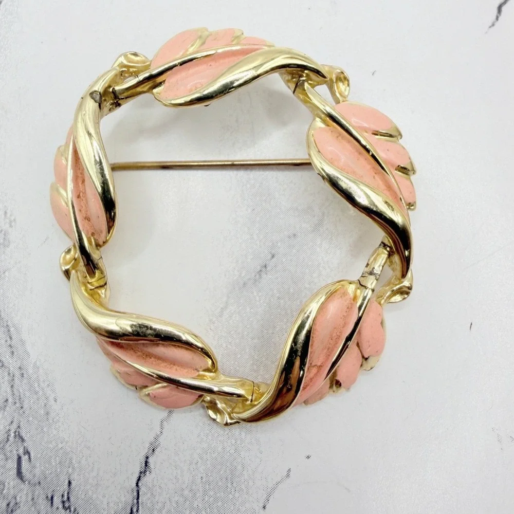 Vintage Coro Pink Blush Enamel Gold Tone Wreath Brooch 1.75